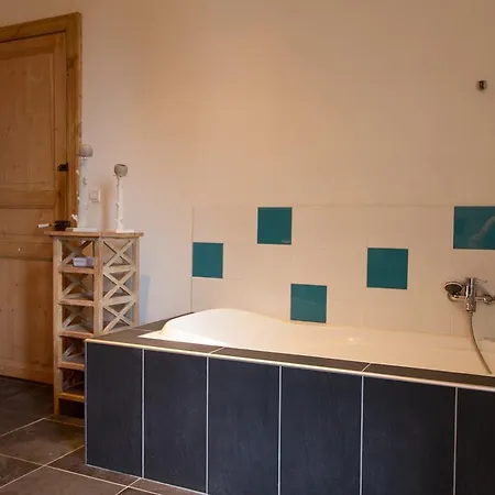 Au Gre Du Hasard Bed & Breakfast 2*
